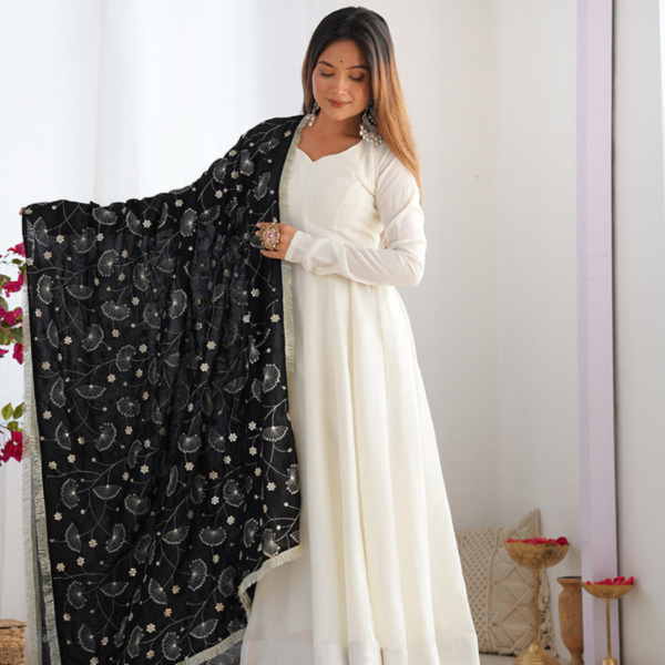 Elegant Maroon Anarkali Bandhani Dupatta Set - Image 4
