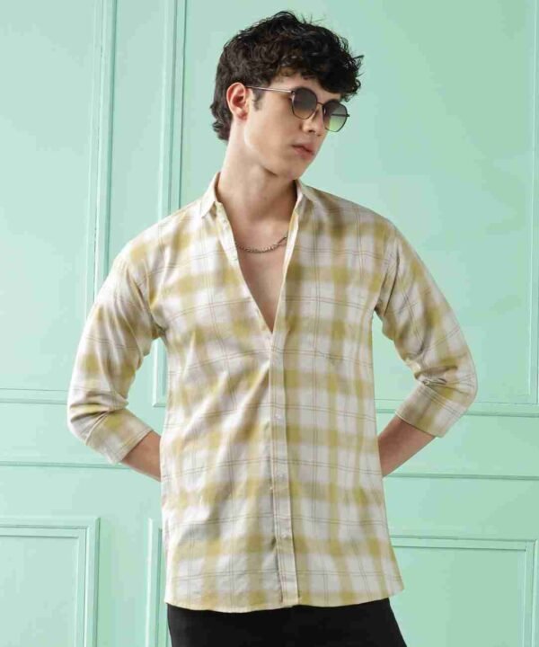 Men Regular Fit Checkered Spread Collar Casual Shirt